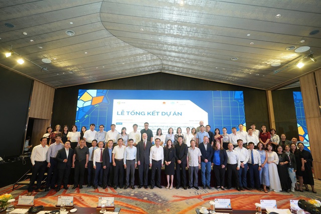 Participants to the Closing Ceremony for the project "Institutional Strengthening and Capacity Building for Sustainable Urban Development in Vietnam" (ISCB), Hanoi, August 1 (Source:VGP)
