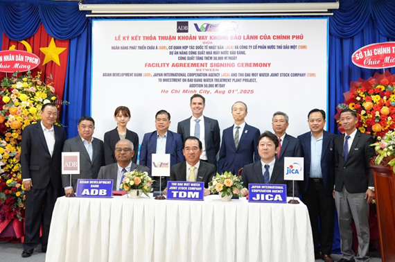 The signing ceremony between the Asian Development Bank and Thu Dau Mot Water Joint Stock Company. (Photo courtesy of ADB)