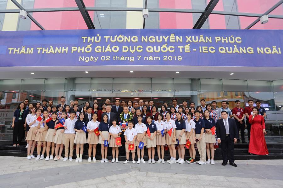 Thủ tướng thăm tổ hợp giáo dục quốc tế IEC Quảng Ngãi - Ảnh 1.