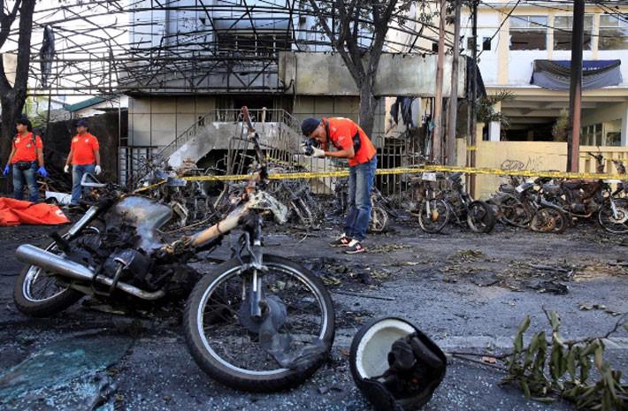 Hiện trường vụ đánh bom nhà thờ khiến ít nhất 13 người thiệt mạng ở Indonesia - Ảnh 1.