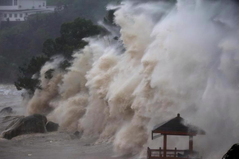 Hình ảnh tan hoang sau khi siêu bão Maria đổ bộ Trung Quốc - Ảnh 1.
