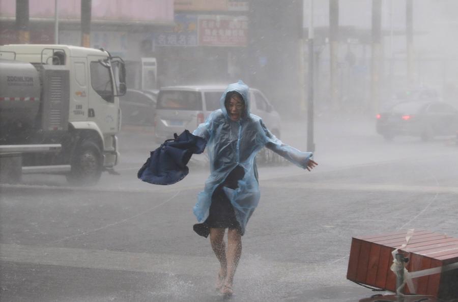 Hình ảnh siêu bão Mangkhut tiếp tục càn quét Hồng Kông, Trung Quốc - Ảnh 15.