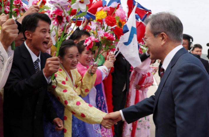 Chùm ảnh Triều Tiên hồ hởi đón Tổng thống Hàn Quốc sang thăm - Ảnh 1.