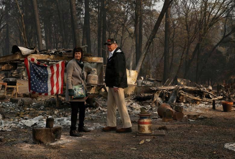 Tổng thống Trump thăm thị trấn Mỹ bị cháy rừng thiêu rụi - Ảnh 1.