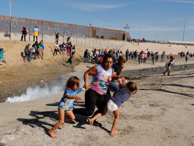 Mỹ đóng cửa biên giới với Mexico, dùng hơi cay ngăn dòng người di cư - Ảnh 1.