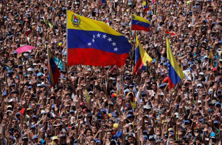Đối mặt sức ép lớn, Tổng thống Venezuela đề nghị bầu cử Quốc hội sớm - Ảnh 1.