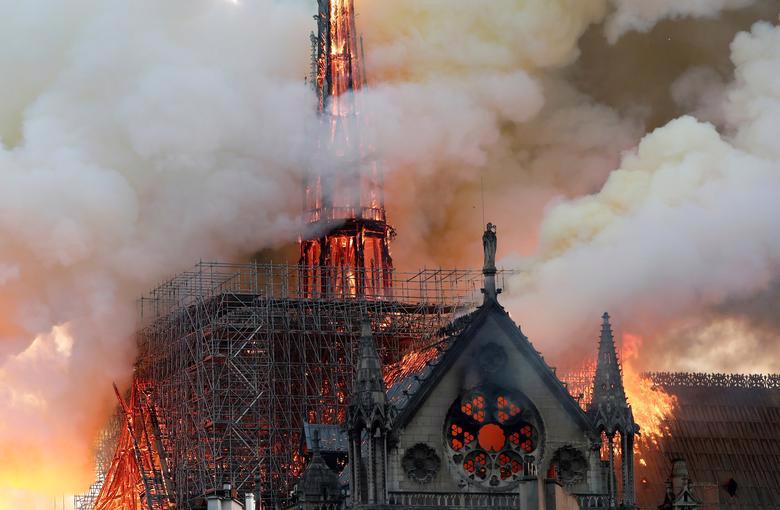 Những hình ảnh gây sốc về vụ cháy Nhà thờ Đức Bà Paris - Ảnh 1.