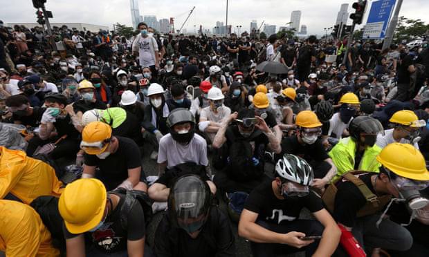 Hàng chục nghìn người biểu tình, quận tài chính Hồng Kông tê liệt - Ảnh 1.
