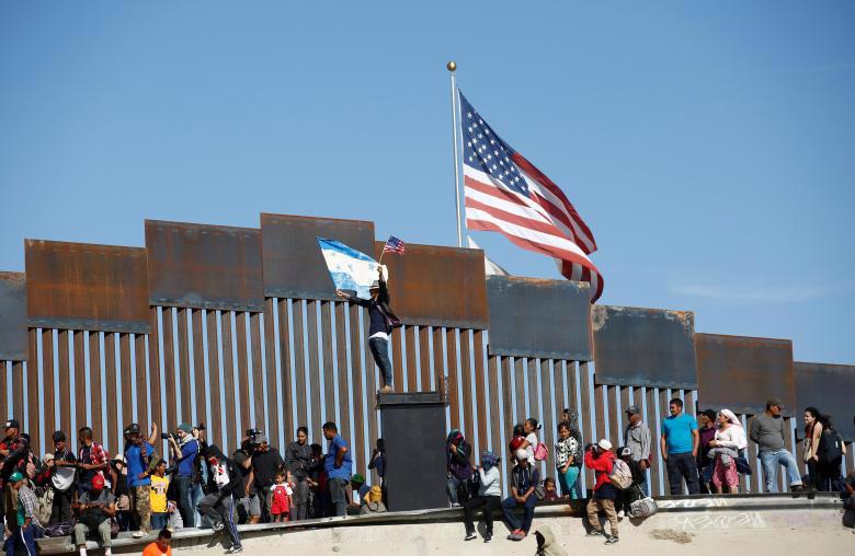 Mỹ đóng cửa biên giới với Mexico, dùng hơi cay ngăn dòng người di cư - Ảnh 10.