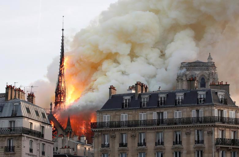 Những hình ảnh gây sốc về vụ cháy Nhà thờ Đức Bà Paris - Ảnh 2.