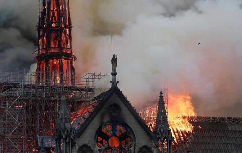 Những hình ảnh gây sốc về vụ cháy Nhà thờ Đức Bà Paris - Ảnh 3.
