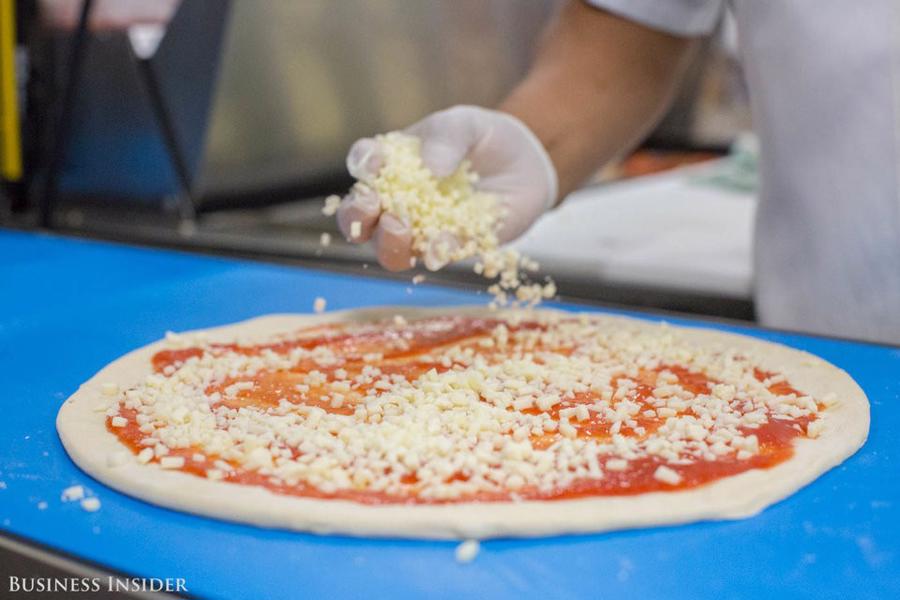 Cận cảnh robot làm pizza của startup sắp được rót vốn 750 triệu USD - Ảnh 9.