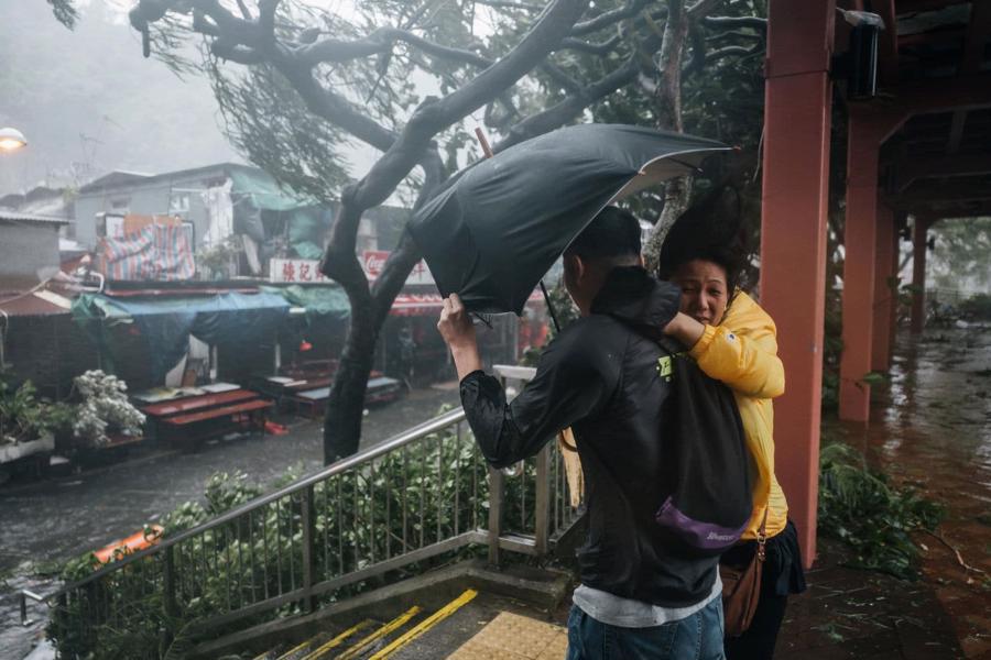 Hình ảnh siêu bão Mangkhut tiếp tục càn quét Hồng Kông, Trung Quốc - Ảnh 6.