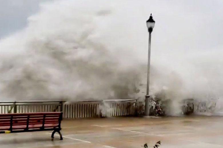 Hình ảnh siêu bão Mangkhut tiếp tục càn quét Hồng Kông, Trung Quốc - Ảnh 7.