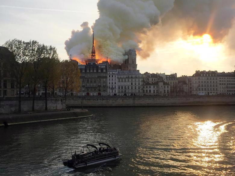 Những hình ảnh gây sốc về vụ cháy Nhà thờ Đức Bà Paris - Ảnh 4.
