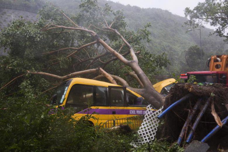 Hình ảnh siêu bão Mangkhut tiếp tục càn quét Hồng Kông, Trung Quốc - Ảnh 8.