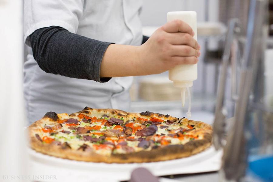 Cận cảnh robot làm pizza của startup sắp được rót vốn 750 triệu USD - Ảnh 11.