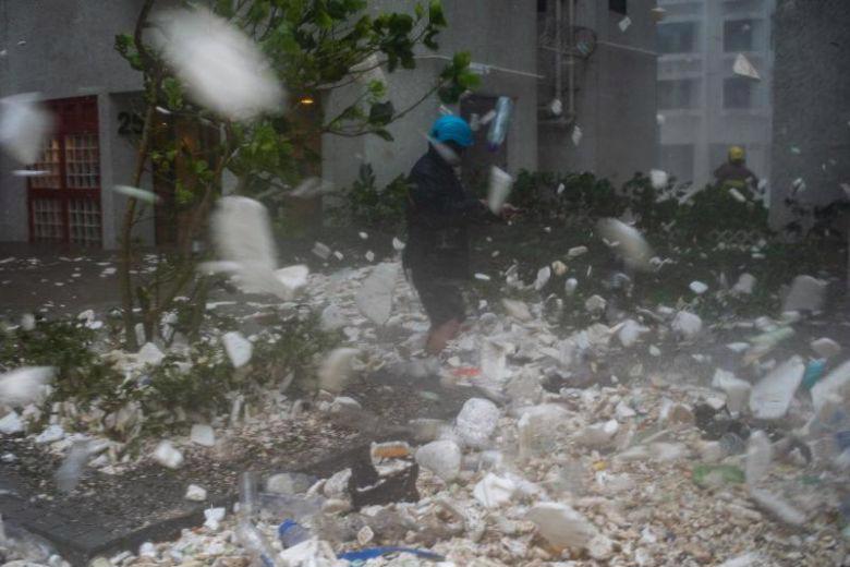 Hình ảnh siêu bão Mangkhut tiếp tục càn quét Hồng Kông, Trung Quốc - Ảnh 11.