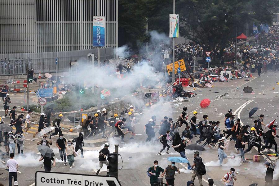 Biển người biểu tình vây tòa nhà nghị viện Hong Kong - Ảnh 2.