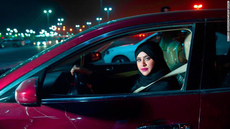 Saudi Arabia chính thức bỏ lệnh cấm nữ giới lái xe - Ảnh 1.