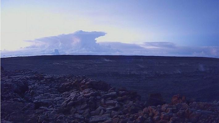 Núi lửa Hawaii phun trào nổ, tạo cột khói cao hơn 9 km - Ảnh 1.