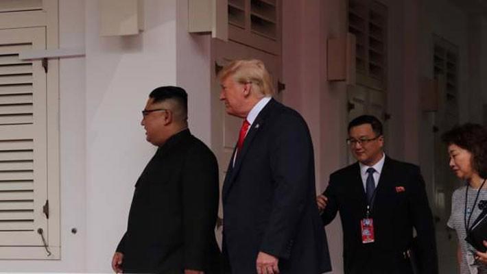 Hai ông Trump và Kim Jong Un bắt tay, bước vào cuộc gặp thượng đỉnh - Ảnh 2.
