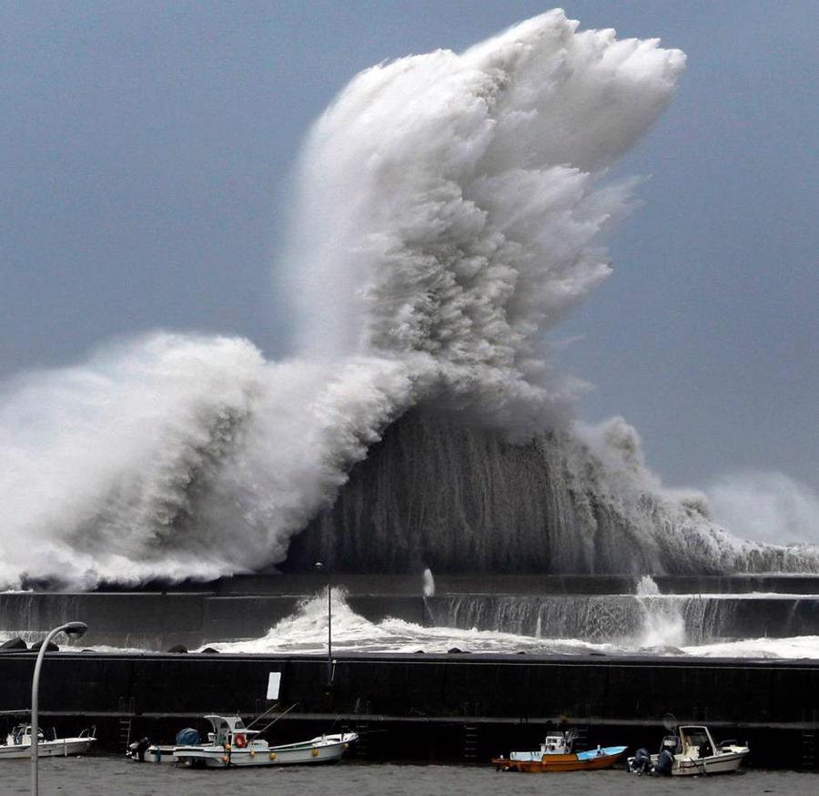 Hình ảnh sau cơn bão mạnh nhất 25 năm ập vào Nhật Bản - Ảnh 2.