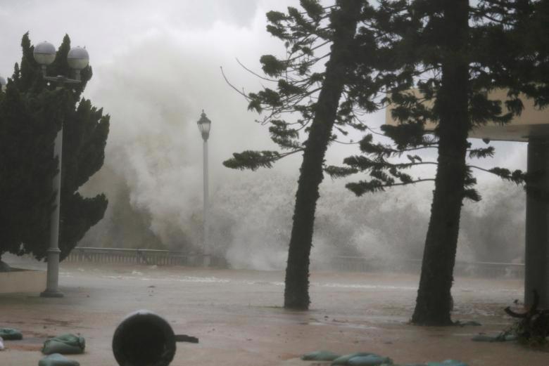 Hình ảnh siêu bão Mangkhut tiếp tục càn quét Hồng Kông, Trung Quốc - Ảnh 2.