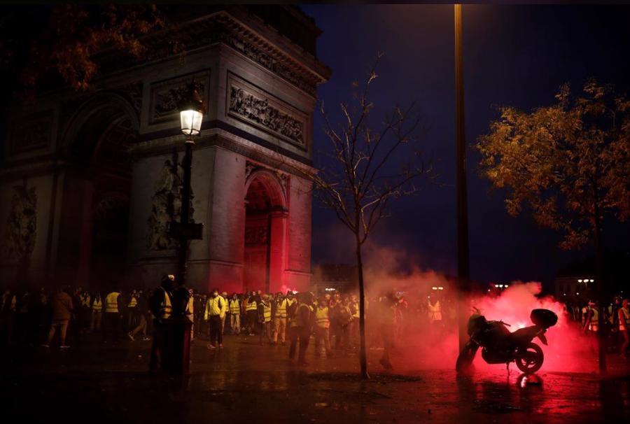 Biểu tình lớn biến thành bạo loạn tại Paris - Ảnh 3.