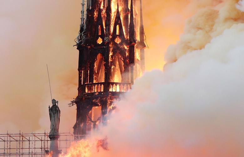 Những hình ảnh gây sốc về vụ cháy Nhà thờ Đức Bà Paris - Ảnh 5.