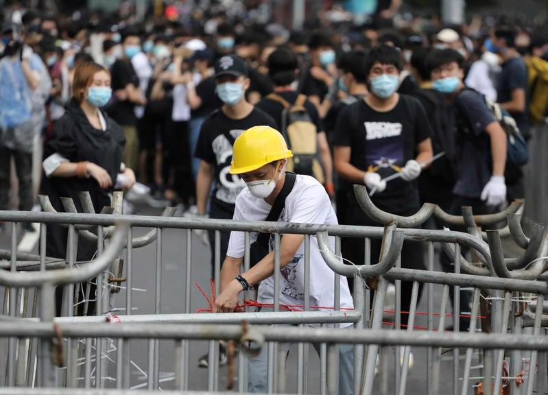 Hàng chục nghìn người biểu tình, quận tài chính Hồng Kông tê liệt - Ảnh 4.