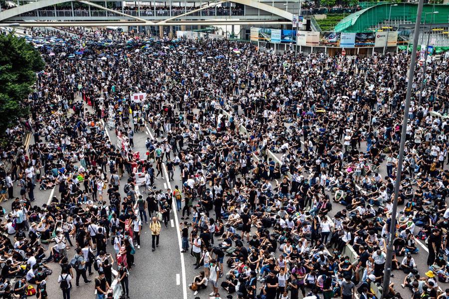 Biển người biểu tình vây tòa nhà nghị viện Hong Kong - Ảnh 19.
