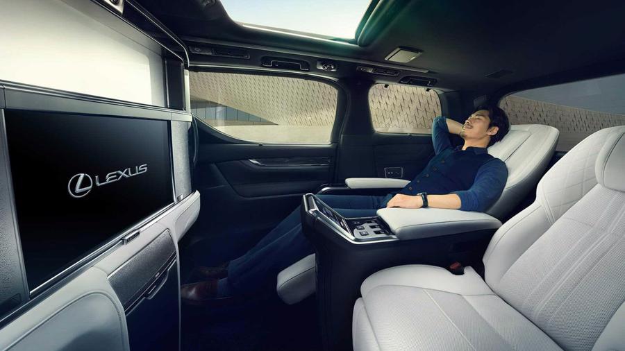 Lexus ra mắt xe chở khách với nội thất xa xỉ - Ảnh 8.