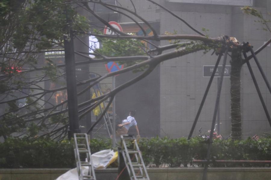 Hình ảnh siêu bão Mangkhut tiếp tục càn quét Hồng Kông, Trung Quốc - Ảnh 14.