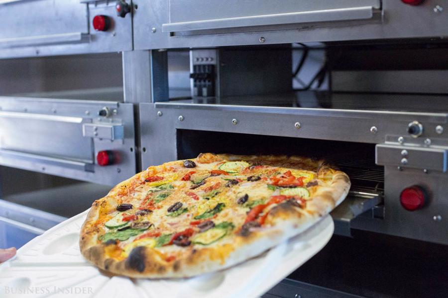 Cận cảnh robot làm pizza của startup sắp được rót vốn 750 triệu USD - Ảnh 17.