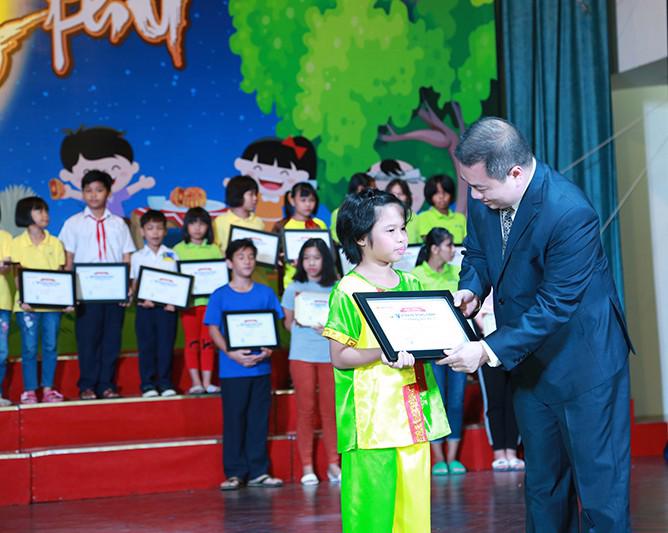 Vietbank trao học bổng cho trẻ em mái ấm Tp.HCM dịp Trung thu 2018 - Ảnh 1.