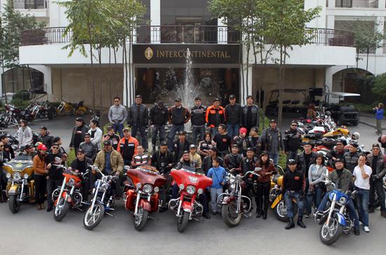 Dàn môtô “khủng” Harley Davidson diễu hành tại Hà Nội - Ảnh 1