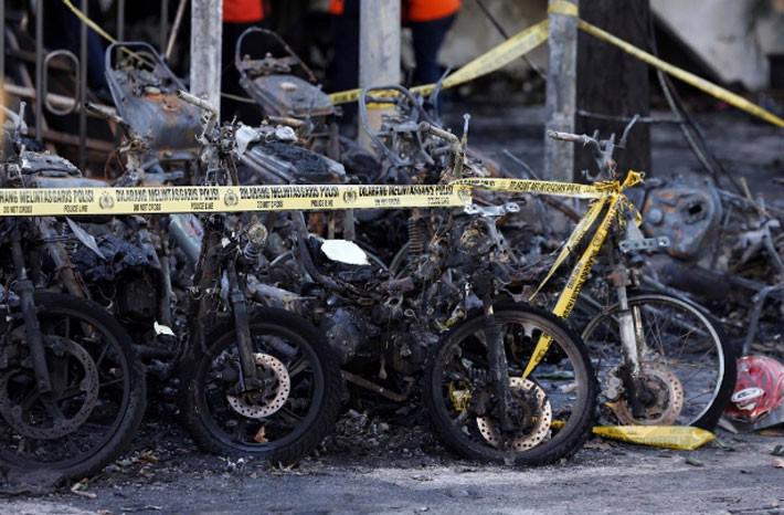 Hiện trường vụ đánh bom nhà thờ khiến ít nhất 13 người thiệt mạng ở Indonesia - Ảnh 3.
