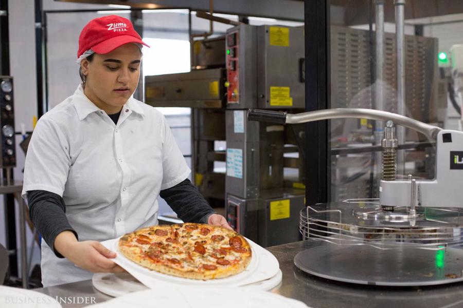 Cận cảnh robot làm pizza của startup sắp được rót vốn 750 triệu USD - Ảnh 1.