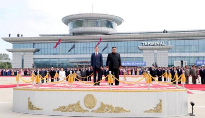 Chùm ảnh Triều Tiên hồ hởi đón Tổng thống Hàn Quốc sang thăm - Ảnh 3.
