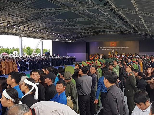 Lễ an táng Chủ tịch nước Trần Đại Quang tại quê nhà Ninh Bình - Ảnh 4.