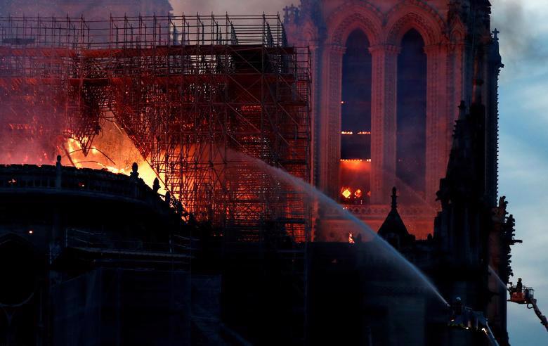 Những hình ảnh gây sốc về vụ cháy Nhà thờ Đức Bà Paris - Ảnh 6.