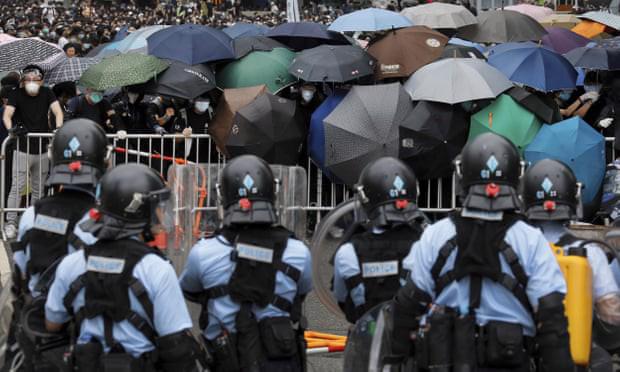 Hàng chục nghìn người biểu tình, quận tài chính Hồng Kông tê liệt - Ảnh 5.