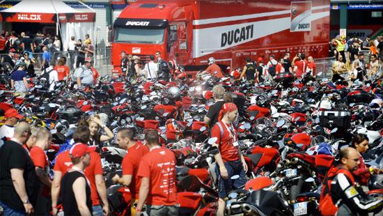 Những màn bốc đầu “nóng bỏng” của dàn Ducati - Ảnh 2