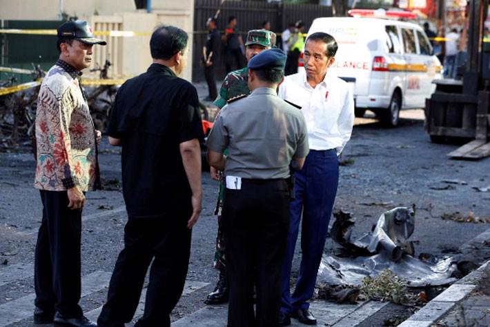 Hiện trường vụ đánh bom nhà thờ khiến ít nhất 13 người thiệt mạng ở Indonesia - Ảnh 4.