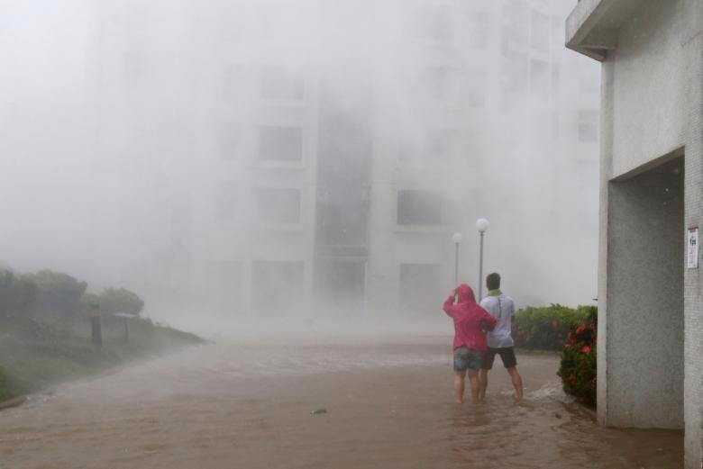 Hình ảnh siêu bão Mangkhut tiếp tục càn quét Hồng Kông, Trung Quốc - Ảnh 3.