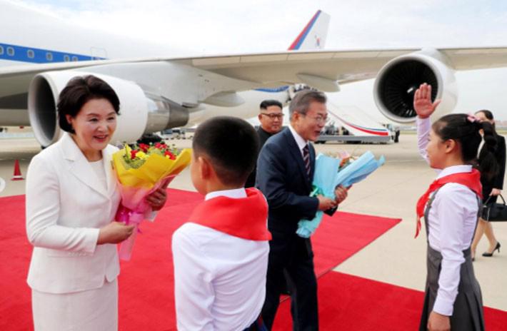 Chùm ảnh Triều Tiên hồ hởi đón Tổng thống Hàn Quốc sang thăm - Ảnh 4.