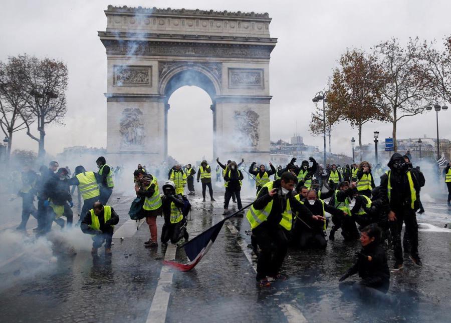 Biểu tình lớn biến thành bạo loạn tại Paris - Ảnh 5.