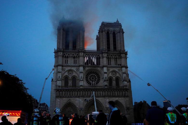 Những hình ảnh gây sốc về vụ cháy Nhà thờ Đức Bà Paris - Ảnh 7.