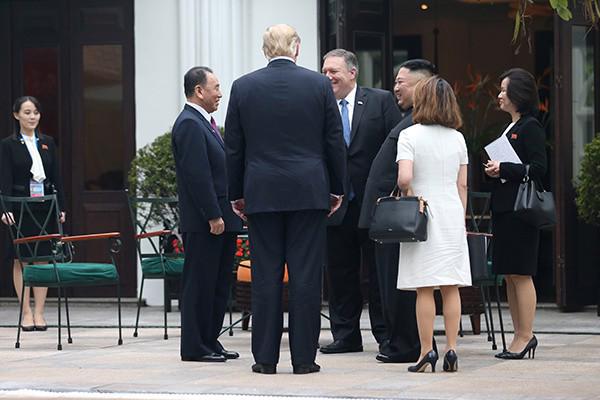 Ông Trump và ông Kim cùng đi dạo trước cuộc thảo luận chính - Ảnh 3.
